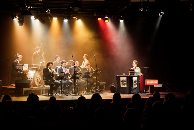 Lilly and Elisabeth live performance combining music, storytelling and cultural mediation